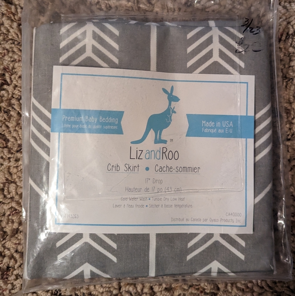 NWT LIZ and ROO Gray & White Arrow‎ Baby Crib Crib Skirt 17" drop